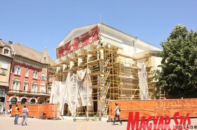 Megkezdték a szabadkai Népszínház főtérre néző homlokzata előtt álló építkezési állványok szétszerelését