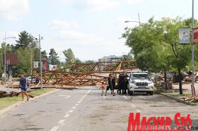 Letépte a vihar az Újvidéki Vásár tetőszerkezetét (Diósi Árpád felvétele)