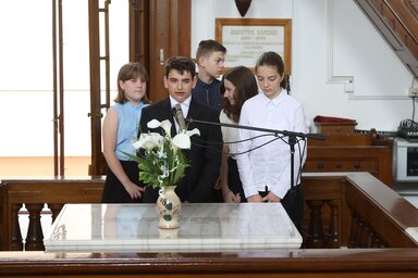 A gyerekek verssel és énekkel szerepeltek az istentiszteleten (Lakatos János felvétele)