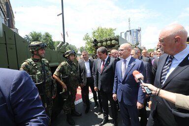 Miloš Vučević miniszter a hadászati felszerelések szemléjén (Fotó: Beta)