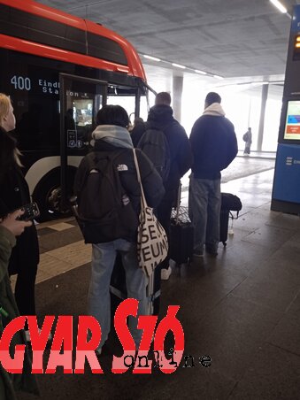 A buszmegállóban libasor. Senki sem nyomul, senki sem akar „csak megkérdezni” valamit a vezetőtől. Nincs mit megkérdezni, minden világos, vagy ahogy már megállapítottuk: minden működik. (Fotó: Szeli Balázs)