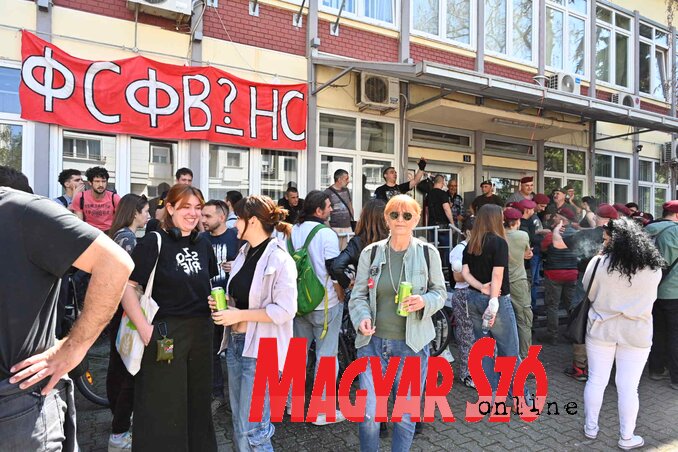 A hétvégén középiskolás diákok tüntettek a városban, lezárva 12 órára a Felszabadulás sugárút és a Zsidó utca kereszteződését. Szombaton este minikoncerteket tartottak itt, Vajdaság és Szerbia távolabbi településeiről is érkeztek fiatalok, többnyire gyalog (Fotó: Ótos András felvétele)