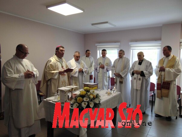 Msgr. Mirko Štefković nagybecskereki megyés püspök kétnyelvű szentmisét mutatott be (Fotó: Vidács Hajnalka) Msgr. Mirko Štefković nagybecskereki megyés püspök kétnyelvű szentmisét mutatott be (Fotó: Vidács Hajnalka)