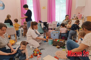 Rengeteg játék és kötetlen beszélgetés a közösségi összefogással fölújított klubhelyiségben (Gruik Zsuzsa felvétele)