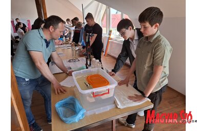 Fizikai és kémiai kísérleteket mutattak be az általános iskolások (Fotó: Kállai Göblös Nikoletta)