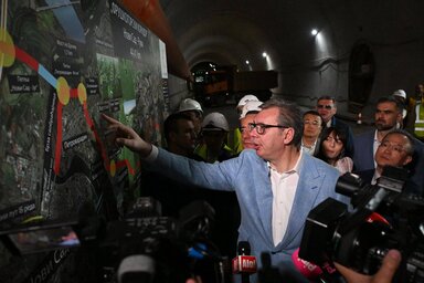 Az államfő újságírók és munkások gyűrűjében (Fotó: Beta)