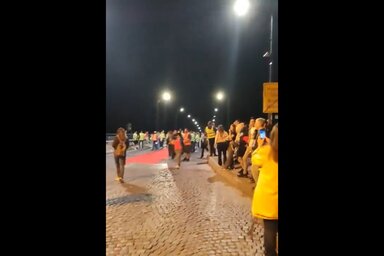 Az egyetemisták és a polgárok a holnapi tüntetésre érkeztek (Fotó: Screenshot/Radio 021/X)