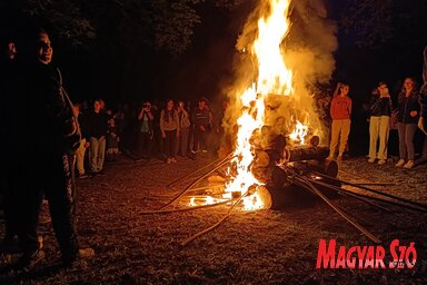 Pacséron a sok éves hagyományhoz híven idén is fellobbant a tábortűz lángja a horgásztó melletti Akácosban (Fotó: Kazinczy Paszterkó Diana felvétele)