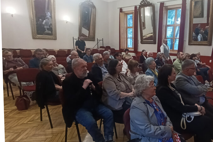 A könyvbemutató népes közönsége (L. Móger Tímea felvétele) A könyvbemutató népes közönsége (L. Móger Tímea felvétele)