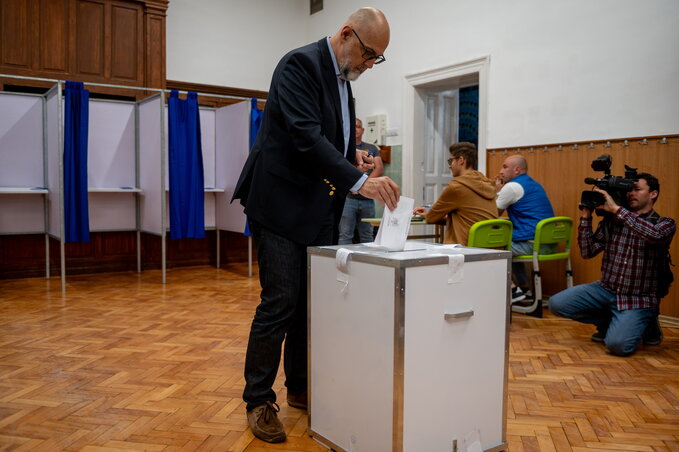 Kelemen Hunor a romániai magyar közösség számára szimbolikus helyen, egy magyar iskolában, a János Zsigmond Unitárius Kollégiumban szavazott. Mint mondta, ezzel is jelezni akarta, hogy a magyar közösségnek vannak olyan értékei, eredményei, amelyeket elveszíthet, ha Románia következő elnöke nem a barátja, hanem ellensége lesz a romániai magyar közösségnek (MTI) Kelemen Hunor a romániai magyar közösség számára szimbolikus helyen, egy magyar iskolában, a János Zsigmond Unitárius Kollégiumban szavazott. Mint mondta, ezzel is jelezni akarta, hogy a magyar közösségnek vannak olyan értékei, eredményei, amelyeket elveszíthet, ha Románia következő elnöke nem a barátja, hanem ellensége lesz a romániai magyar közösségnek (MTI)