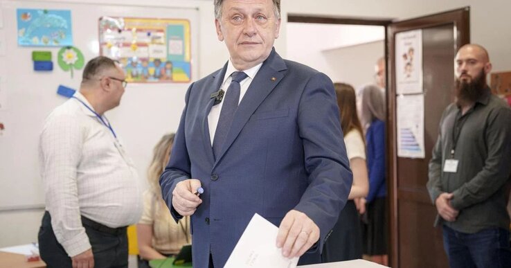 Crin Antonecsu, az RMDSZ és a kormánypártok közös államfőjelöltje leadja voksát (AP) Crin Antonecsu, az RMDSZ és a kormánypártok közös államfőjelöltje leadja voksát (AP)