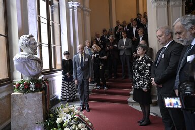 Főhajtás Széchenyi István szobra előtt (MTI)