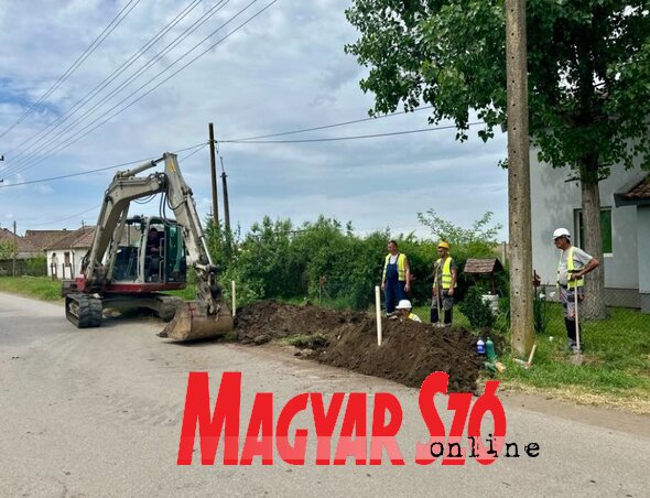 Végre elkezdődtek a munkálatok (Fotó: Vidács Hajnalka) Végre elkezdődtek a munkálatok (Fotó: Vidács Hajnalka)
