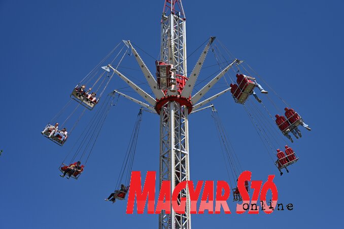 A vidámpark leglátványosabb eleme az óriás körhinta – csak a legbevállalósabbaknak (Molnár Edvárd felvétele) A vidámpark leglátványosabb eleme az óriás körhinta – csak a legbevállalósabbaknak (Molnár Edvárd felvétele)