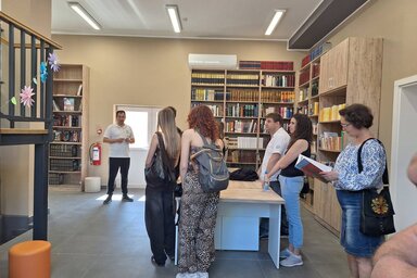 A vendégek megtekintik a civil központban lévő könyvtárt (Kovács Károly felvétele)