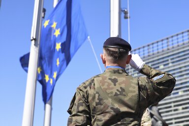 Nyolcvan évvel ezelőtt ért véget a II. világháború Európában – Az Eurocorps (európai hadtest) katonája az európai zászló előtt tiszteleg az Európai Parlamentnél Strasbourgban (Fotó: AP via B
