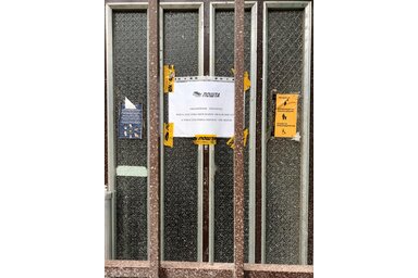 Akik hétfőn a tóbai postán szerettek volna ügyeket intézni, ez az értesítés fogadta (Fotó: Balázs Dezső)