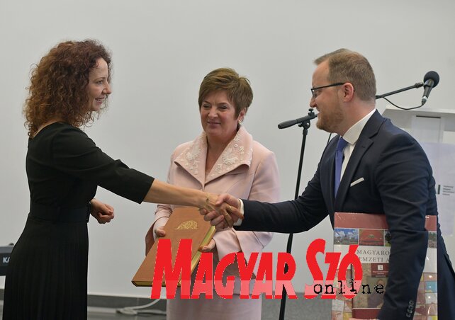 Závogyán Magdolna (középen) és Rózsa Dávid könyveket adományozott az intézetnek (Gergely József felvétele) Závogyán Magdolna (középen) és Rózsa Dávid könyveket adományozott az intézetnek (Gergely József felvétele)
