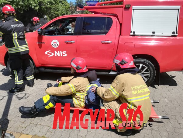A sérült a mentők kiérkezéséig ebben a pozícióban biztosítva van (Vidács Hajnalka felvétele) A sérült a mentők kiérkezéséig ebben a pozícióban biztosítva van (Vidács Hajnalka felvétele)