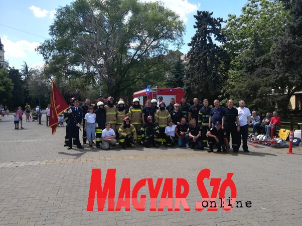 Csoportképen a gyakorlat résztvevői (Vidács Hajnalka felvétele) Csoportképen a gyakorlat résztvevői (Vidács Hajnalka felvétele)