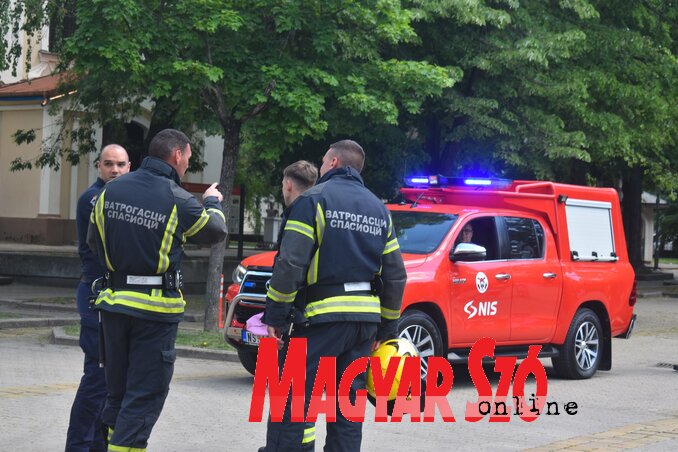Utolsó egyeztetések a bemutató előtt (Vidács Hajnalka felvétele) Utolsó egyeztetések a bemutató előtt (Vidács Hajnalka felvétele)