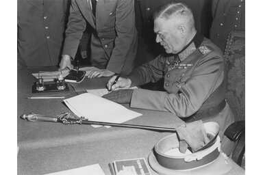 1945. május 8. – Wilhelm Keitel aláírja Németország kapitulációját (wikipedia.org)
