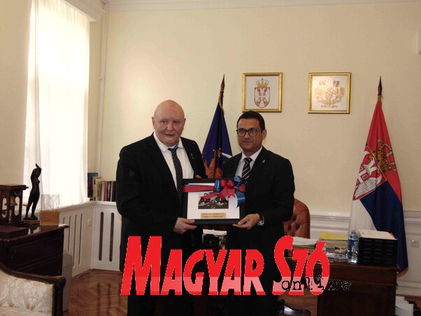 A polgármester az első baráti szerződés aláírásakor készült fotóval ajándékozta meg a narviki alpolgármestert (Fotó: Vidács Hajnalka) A polgármester az első baráti szerződés aláírásakor készült fotóval ajándékozta meg a narviki alpolgármestert (Fotó: Vidács Hajnalka)