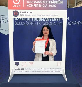 Vojter Kitti doktorandusz hallgató az oklevéllel
