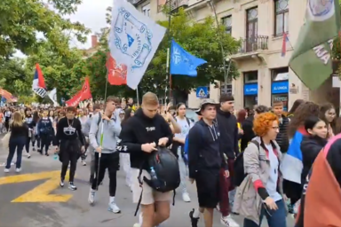 Tüntetők haladnak a loznicai megmozdulás színhelye felé (X/@etfblokada)