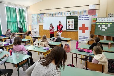 Általános iskolai elsősegélynyújtó bemutató (Vöröskereszt Kishegyes)