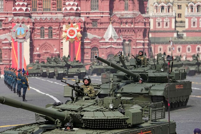 T–80-as tankok dübörögnek el a díszemelvény előtt T–80-as tankok dübörögnek el a díszemelvény előtt