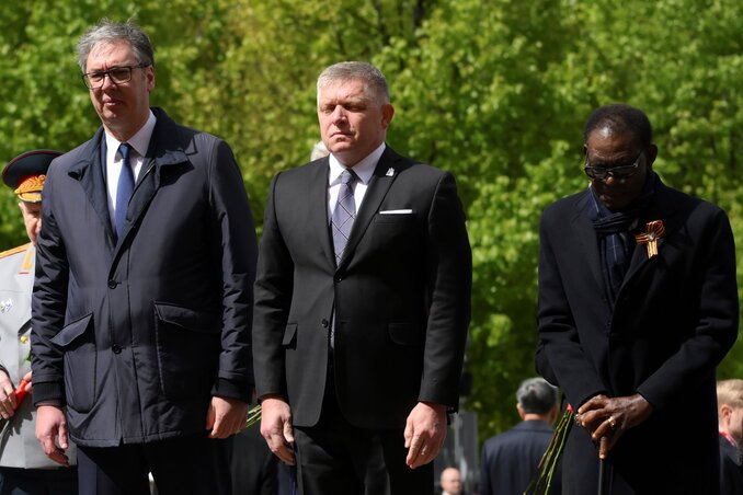 Aleksandar Vučić, Robert Fico szlovák kormányfő és Teodoro Obiang Nguema Mbasogo, Egyenlítői-Guinea elnöke az ismeretlen katona sírjánál tartott koszorúzáson Aleksandar Vučić, Robert Fico szlovák kormányfő és Teodoro Obiang Nguema Mbasogo, Egyenlítői-Guinea elnöke az ismeretlen katona sírjánál tartott koszorúzáson