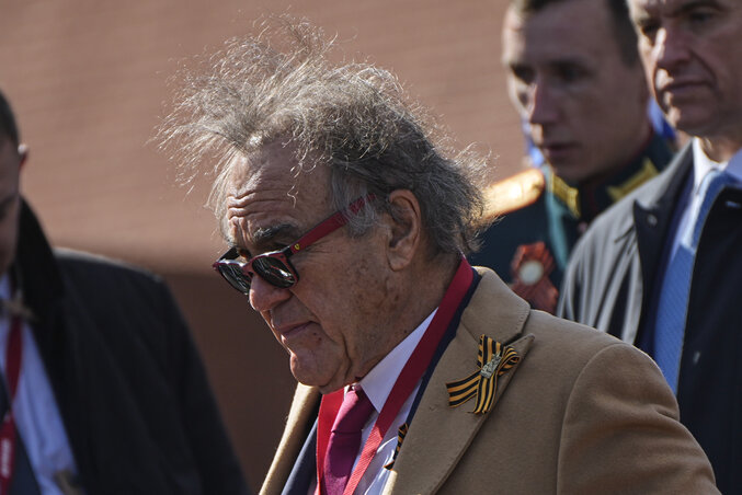 A moszkvai felvonulás nézői közt Oliver Stone, a neves amerikai filmrendező... A moszkvai felvonulás nézői közt Oliver Stone, a neves amerikai filmrendező...