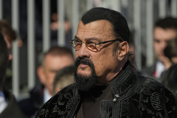... és Steven Seagal színész is febukkant ... és Steven Seagal színész is febukkant