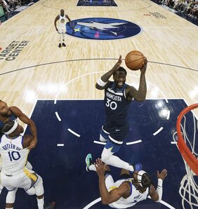 Julius Randle (labdával) elképesztő estét produkált (Fotó: Beta/AP)