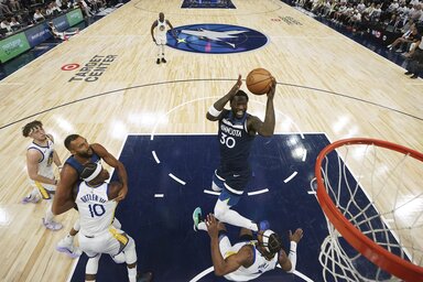 Julius Randle (labdával) elképesztő estét produkált (Fotó: Beta/AP)