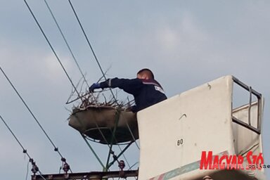 Az installáció pillanatai (Barna Sára Bernadetta felvétele)