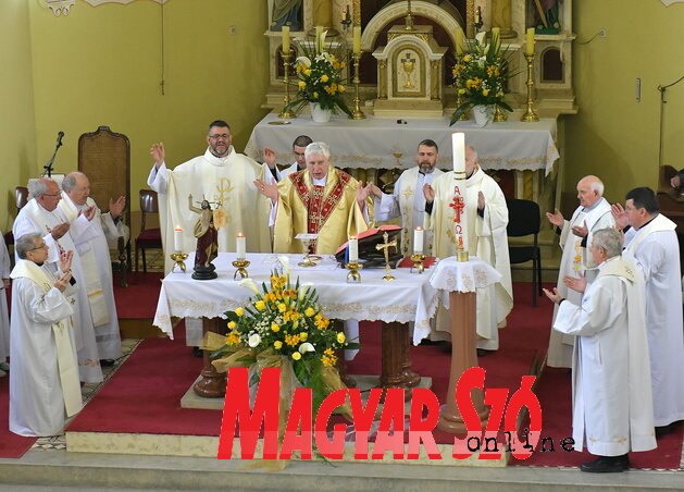 Msgr. Fazekas Ferenc szabadkai megyéspüspök és paptársai (Fotó: Gergely József felvétele) Msgr. Fazekas Ferenc szabadkai megyéspüspök és paptársai (Fotó: Gergely József felvétele)