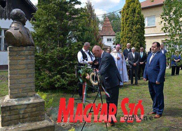Kónya Róbert és Fejsztámer Róbert elhelyezi a magyarkanizsai önkormányzat koszorúját Szabó Dénes vértanú pap mellszobránál (Fotó: Gergely József felvétele) Kónya Róbert és Fejsztámer Róbert elhelyezi a magyarkanizsai önkormányzat koszorúját Szabó Dénes vértanú pap mellszobránál (Fotó: Gergely József felvétele)
