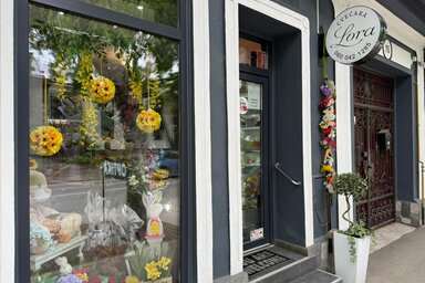 A Lora virágüzlet és ajándékbolt impozáns kirakata (Fotó: Lora-Centar)