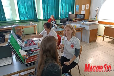 Tóth Ágnes Anita és az orvosmisszió tagjai szemészeti vizsgálatot tartanak (Fotó: Kazinczy Paszterkó Diana)