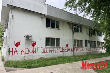 A temerini egészségház falát is „megszállta” a Crvena zvezda egyik szurkolójának festett vallomása (Vámos Arnold felvétele)