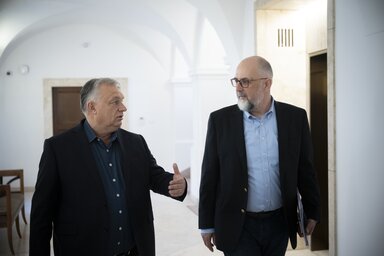Orbán Viktor kormányfő (balról): Az erdélyi magyarság érdeke az iránymutató. Kelemen Hunor RMDSZ-elnök: Simion nem szuverenista, hanem magyarellenes (MTI/Miniszterelnöki Sajtóiroda)