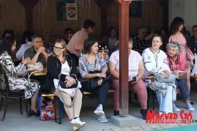 A nagycsaládos ünnepség résztvevői az adai tájházban (Fotó: Dobai Melánia)