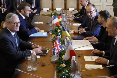 Tanácskoznak a négyek, Emmanuel Macron francia államfő, Friedrich Merz német kancellár, Keir Starmer brit és Donald Tusk lengyel kormányfő, valamint Volodimir Zelenszkij ukrán elnök (Fotó: u