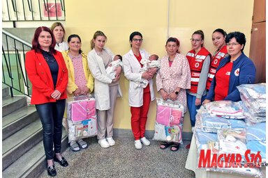 A szülők örömmel fogadták a Vöröskereszt ajándékcsomagját (Gergely Árpád felvétele)