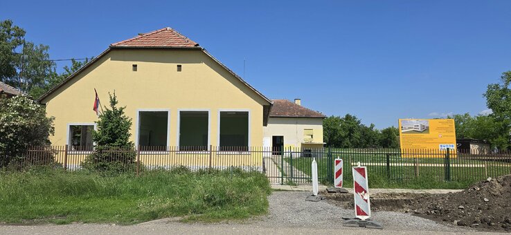 A Kókai Imre Általános Iskola telepi épülete teljes felújításon esik át, de az udvarban egy négytantermes új objektumot is megépítenek (Varga Zoltán felvétele) A Kókai Imre Általános Iskola telepi épülete teljes felújításon esik át, de az udvarban egy négytantermes új objektumot is megépítenek (Varga Zoltán felvétele)