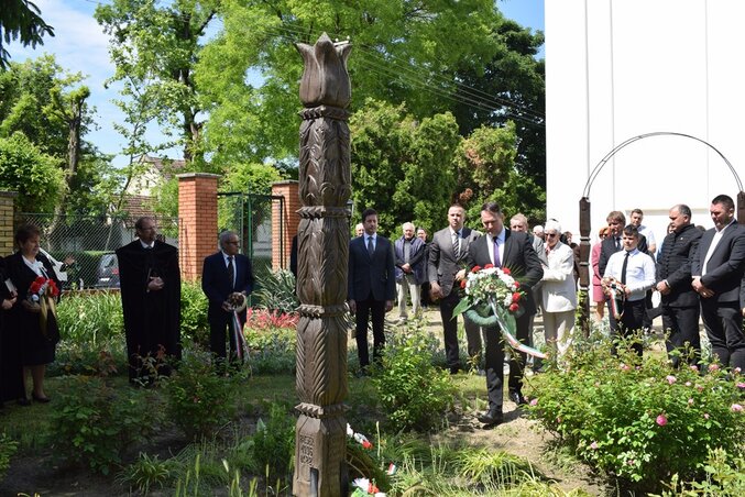 Az ünnepi istentisztelet utáni koszorúzás a templomkertben (Komáromi Dóra felvétele) Az ünnepi istentisztelet utáni koszorúzás a templomkertben (Komáromi Dóra felvétele)