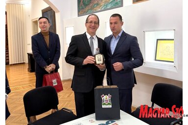 Ernesto Rodriguez Hernandez, Kuba szerbiai és montenegrói nagykövete és Milan Glušac a Városi Múzeumban (Fotó: Paraczky László)