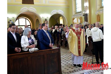 Msgr. Fazekas Ferenc megyéspüspök köszönti az ünneplő híveket (Gergely József felvétele)